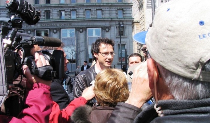 Modifie20080501TQSCharestSericeInfo029 Éric Lévesque répondant aux médias