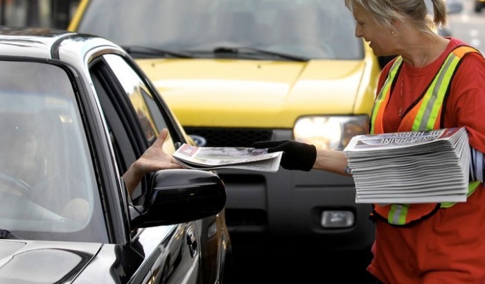 72PH004273-11-1 Une travailleuse du Journal de Québec distribuant des exemplaires du MédiaMatinQuébec