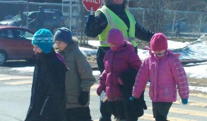 DCIM100SPORT brigadière avec enfants