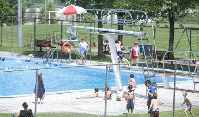 CPS_1446 Baignade assurée dans les piscines publiques de Longueuil, de Boucherville et de Saint-Bruno-de-Montarville
