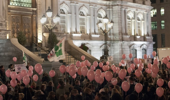 DSC2618copy Manifestation des cols blancs pour l'équité salariale devant l'hôtel de ville de Montréal en novembre 2012