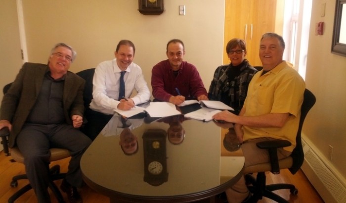 Syndicat_soutien_2014_014 Les employés de soutien signent au Collège St-Alexandre à Gatineau