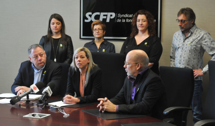 Les représentants du SCFP-Québec lors de la conférence de presse ce matin. Dans l’ordre habituel, à l’avant; Benoît Bouchard, secrétaire général du SCFP-Québec; Mélanie Gougeon, conseillère au service de l’évaluation des emplois; Marc Ranger, directeur québécois du SCFP. À l’arrière; Isabelle Doyon, conseillère aux affaires sociales; Martine Roy, membre du comité d’équité du Conseil provincial des affaires sociales (CPAS); Louise-Anne Giguère, membre du comité d’équité du CPAS; Pierre Degray, président du Conseil provincial du soutien scolaire du SCFP-Québec. Photo Michel Chartrand