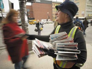 Rolande Roy distribuant le MÃ©diaMatinQuÃ©bec