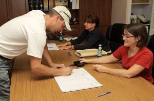 citoyens signent registre