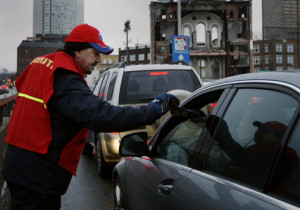 Un col bleu remettant une dÃ©pliant Ã  un automobiliste
