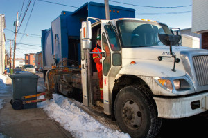 Un col bleu affectÃ© Ã  la collecte des ordures au travail