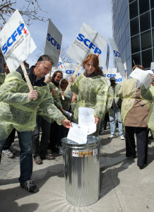 manifestants jettent document dans poubelle