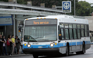 Autobus de la STM affichant "hors service"