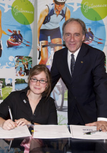 Jeanne Campeau-Devlin et Marc Bureau signent