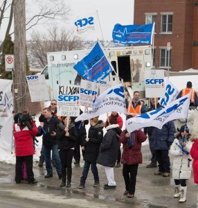 La manifestation du SCFP 4475 devant lÂ’Ã©tablissement DÂ’Youville du CSSS-IUGS Ã  Sherbrooke, le 10 mars 2015
