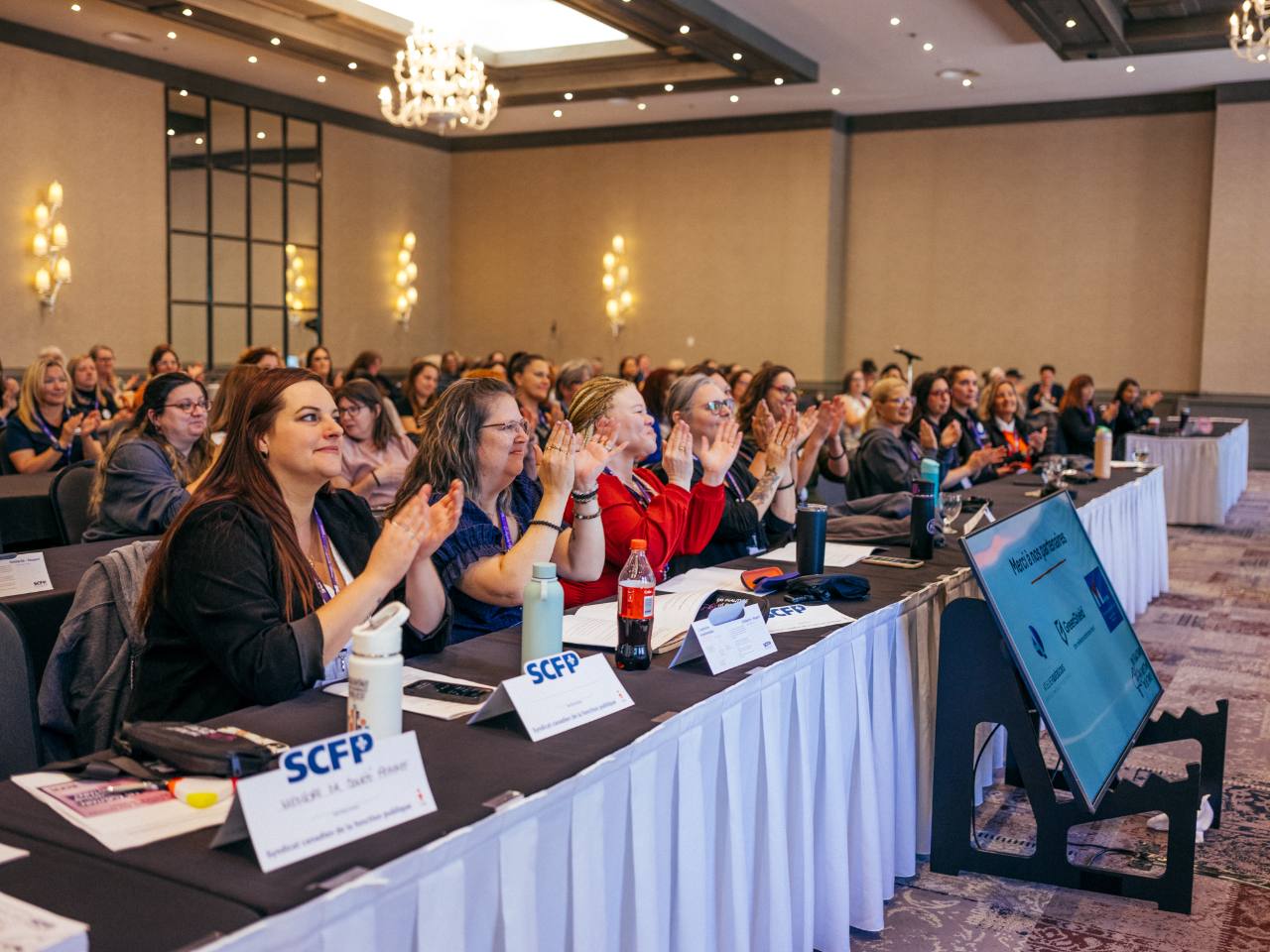 Participantes applaudissant lors du Colloque des femmes du SCFP-Québec.