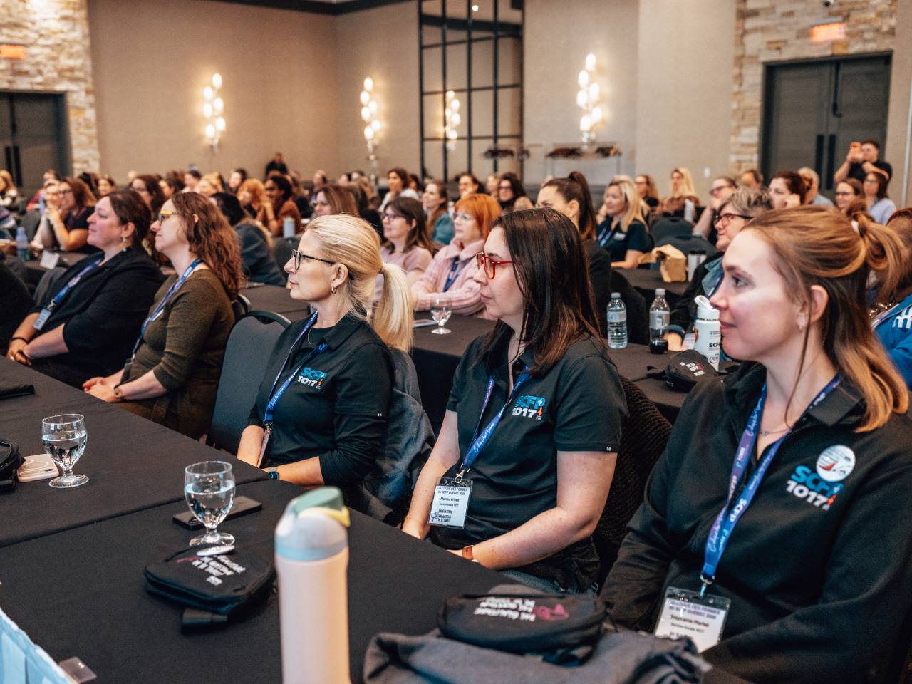 Participantes assises dans la salle lors du Colloque des femmes du SCFP-Québec.